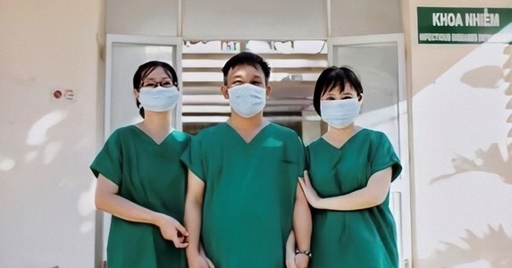 Nữ bác sĩ Bình Thuận khóc oà hạnh phúc khi bệnh nhân Covid-19 âm tính