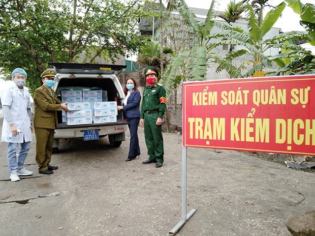 Sữa và trứng do các nhà hảo tâm ủng hộ được trao tặng đến những người trực tiếp làm nhiệm vụ chống dịch ở Thái Bình.