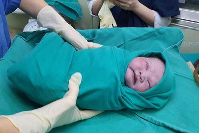 Nữ điều dưỡng BV Bạch Mai sinh con trong khu cách ly, đặt tên con đặc biệt