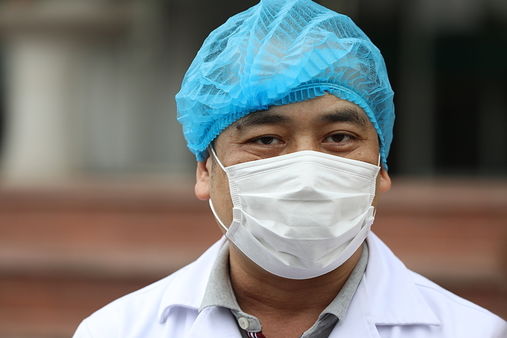 Bác sĩ: 'Điều trị bệnh nhân nước ngoài khó hơn người Việt'