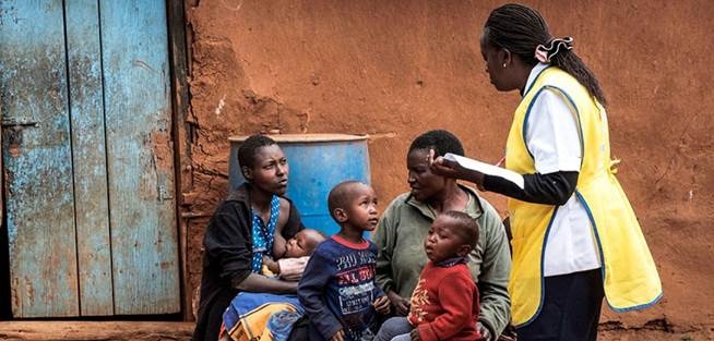 Các chiến dịch đến từng nhà dân tiêm phòng bệnh bại liệt, như ở Kenya năm 2018, có thể làm phát tán Covid-19.