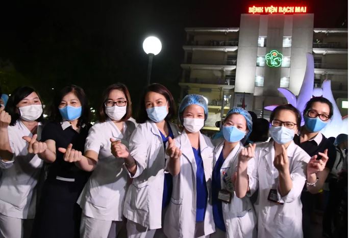Những tiếng hô “Bạch Mai chiến thắng” vang lên khắp nơi vào thời khắc dỡ bỏ lệnh phong tỏa cách ly y tế.