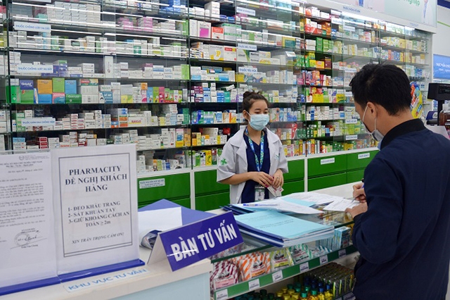 Khách hàng thực hiện việc khai báo y tế khi mua thuốc tại quầy.