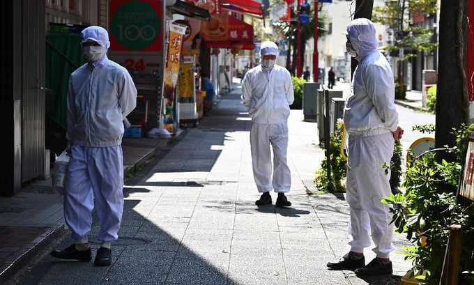 Nhân viên một nhà hàng tại Yokohama trước giờ mở cửa hôm 9/4.  Ảnh: AFP.