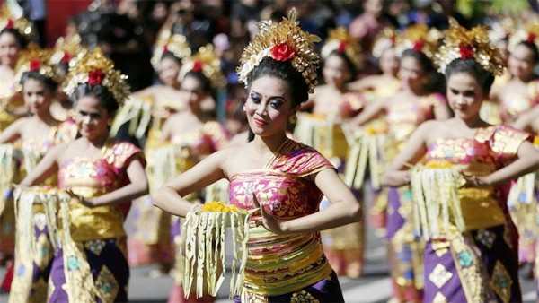 Ngành du lịch, nguồn thu chính của Bali, bị trì trệ khi khách du lịch không được nhập cảnh, mọi lễ hội bị hủy bỏ. Ảnh: EPA