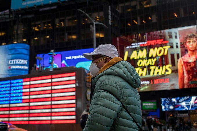 Người dân New York đeo khẩu trang khi ra đường để phòng chống dịch. Ảnh: NY Times