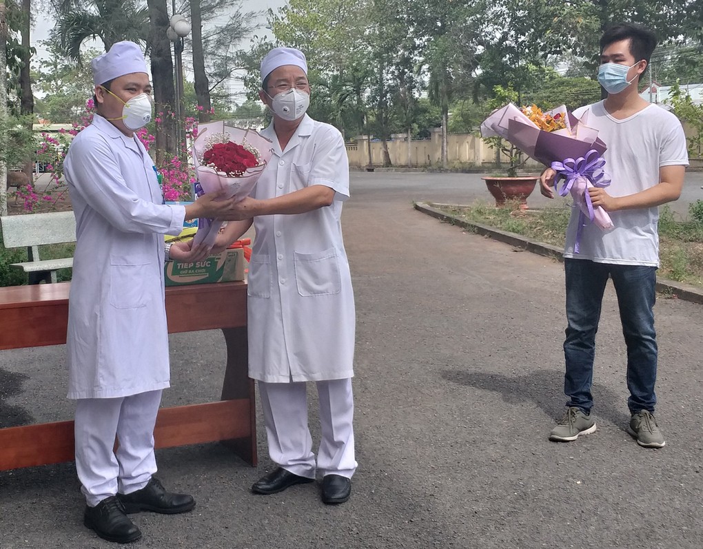 Lãnh đạo Sở Y tế tặng hoa bác sĩ Bệnh viện Phổi Đồng Nai, và 