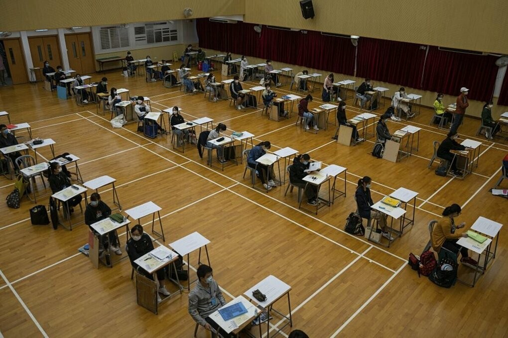 Các thí sinh thi đại học tại Hong Kong đeo khẩu trang và giữ khoảng cách an toàn 2 m. Ảnh: AP