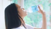 Uống nước đến mức nước tiểu trong suốt, bác sĩ cảnh báo có thể bị ngộ độc