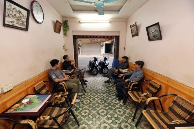 A coffee shop on Triệu Việt Vương Street has reopened after shutting for days due to social distancing restrictions.