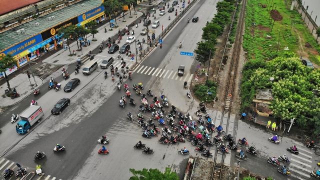 Traffic in Hà Nộiincreasedon April 23, the first day aftersocial restrictions wereeased.