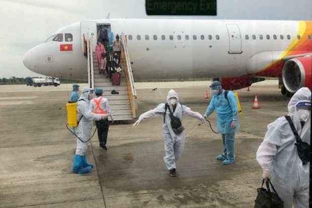 Spraying disinfectant at the airport (Source:  baoquocte.vn)