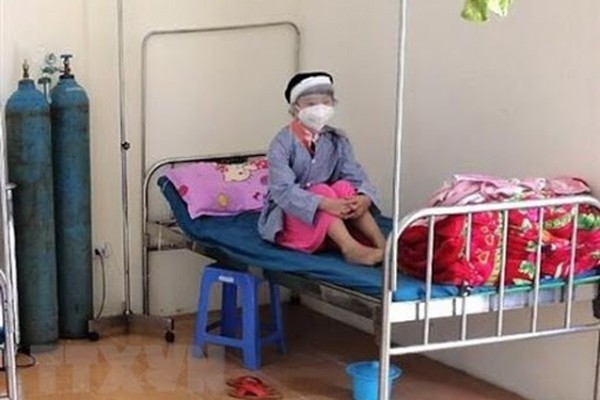 Bệnh nhân 268 đang điều trị tại BV đa khoa huyện Đồng Văn. Ảnh: TTXVN