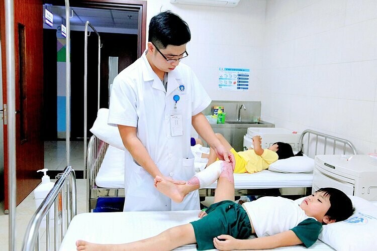 Chân bệnh nhi phục hồi tốt. Ảnh: Bệnh viện cung cấp