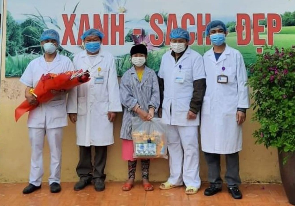 Thiếu nữ Hà Giang cùng kíp điều trị khi ra viện, sáng 30/4. Ảnh do bệnh viện cung cấp.