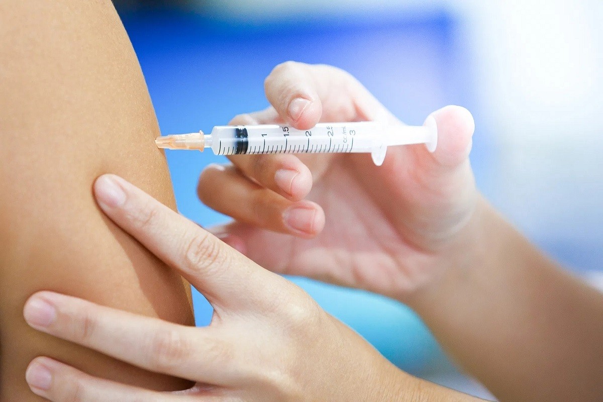 Trong trường hợp xuất hiện tác dụng phụ sau khi tiêm vaccine, phụ huynh hoặc các chuyên gia y tế có thể gửi báo cáo để tiến hành kiểm duyệt và điều tra lại. Ảnh: New York Post.