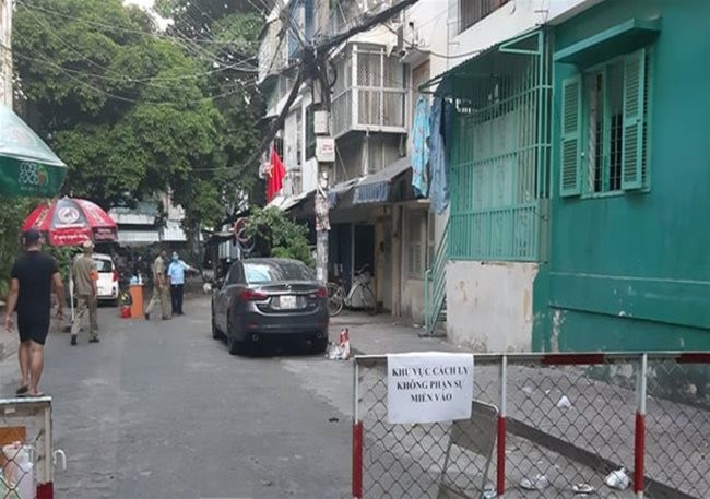 The apartment building on Nguyen Dinh Chieu Street in HCMC’s District 1 is on lockdown - PHOTO: TPO