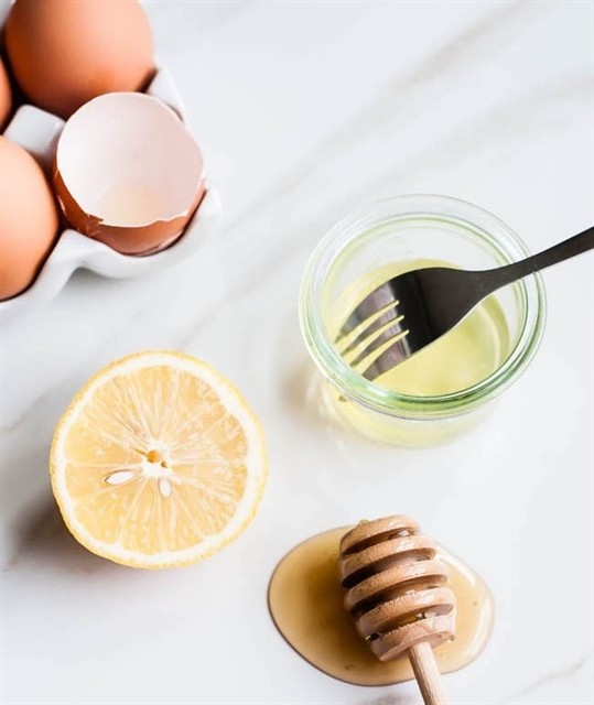 One of the most common masks of egg white. Photo dep360.com