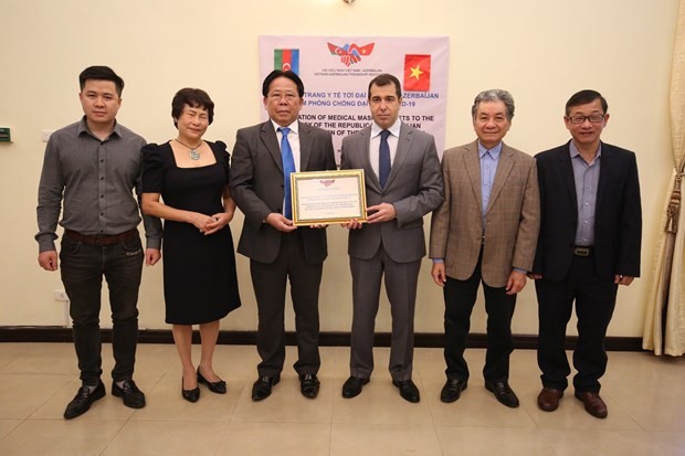 Chairman of the Vietnam-Azerbaijan Friendship Association Nghiem Vu Khai (third from left) symbolically handed over the gift to the Azerbaijan Ambassador (Photo: VNA)