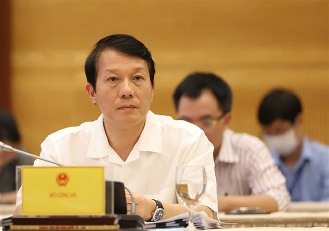 Deputy Minister of Public Security Luong Tam Quang at the regular Government press briefing on May 5. The official says the director of the Hanoi Center for Disease Control and his accomplices have pled guilty to the charge of tripling the purchase price of the real-time PCR detection system package – PHOTO: NLDO