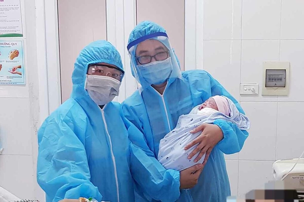 Bé gái chào đời trong phòng cách ly bệnh viện