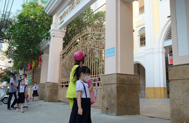 Children return to schools in Danang on May 4