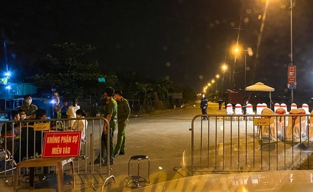 Police officers at a checkpoint in Hạ Lôi village, Mê Linh District, Hà Nội.