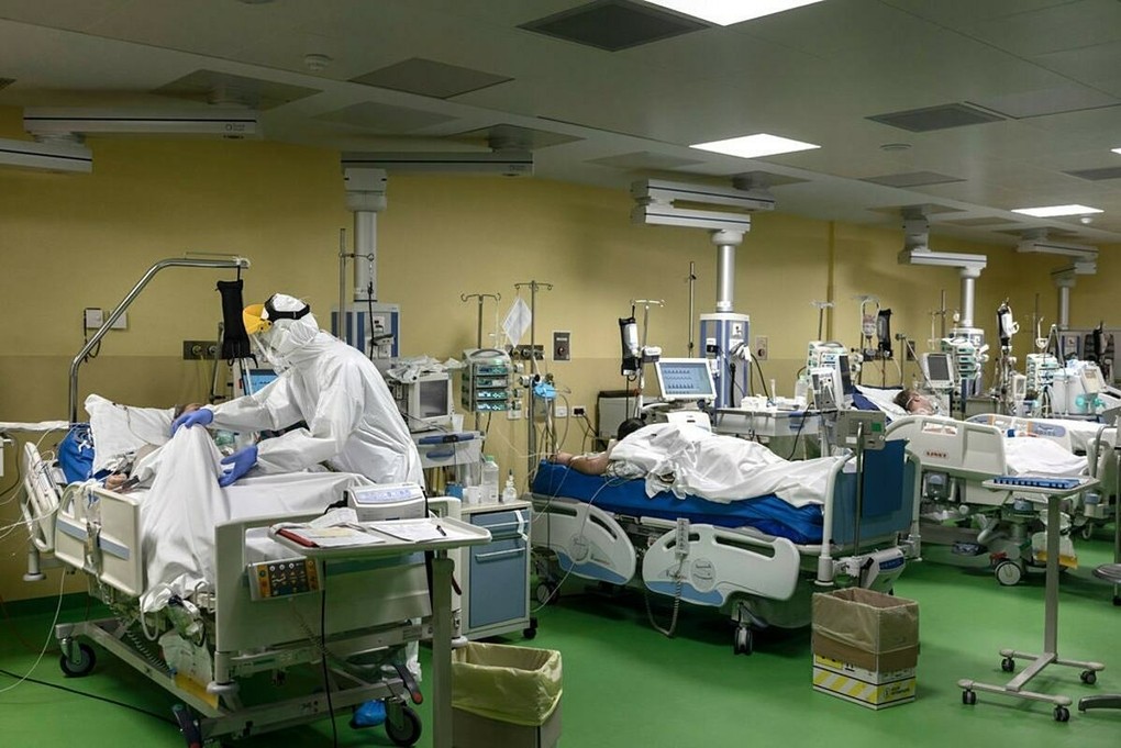 Bệnh nhân Covid-19 tại một bệnh viện ở Argentina. Ảnh: NY Times