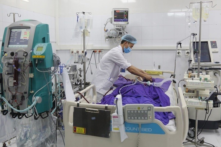 Bệnh nhân được thực hiện kỹ thuật trao đổi oxy ngoài màng cơ thể (ECMO-VV) và phối hợp với các biện pháp hồi sức tích cực khác. Ảnh: Bệnh viện cung cấp