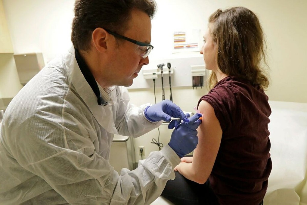 Dược sĩ tại Viện nghiên cứu sức khỏe Kaiser Permanente Washington tiêm thử vaccine cho tình nguyện viên hồi tháng 3. Ảnh: AP