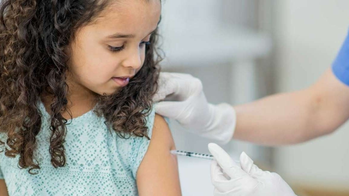 Cách trấn an bé khi tiêm vaccine
