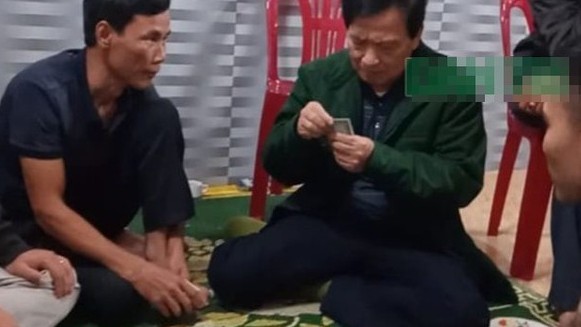 Cách chức Chủ tịch xã đánh bạc giữa mùa dịch ở Hà Tĩnh