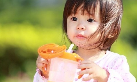 Tránh mất nước cho trẻ khi nắng nóng