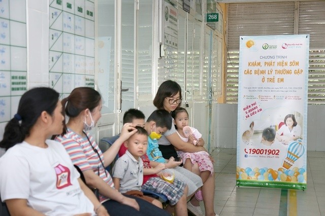 Hàng trăm trẻ em được khám miễn phí sáng nay.