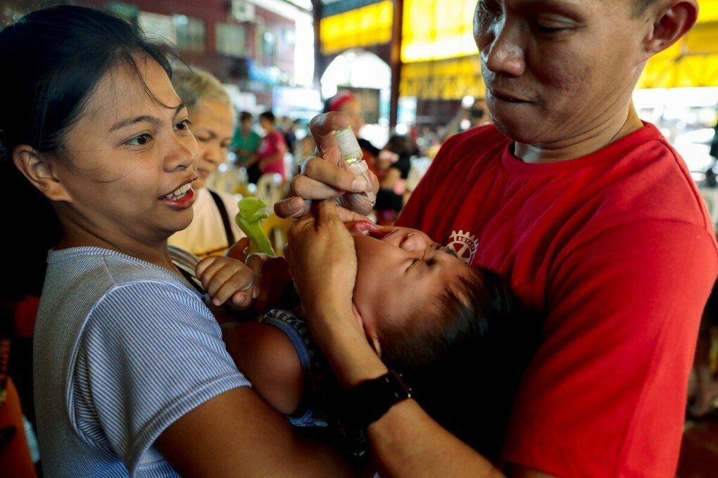 Trẻ em thành phố Quezon, Philippines được uống vaccine bại liệt, tháng 10/2019. Ảnh: Reuters