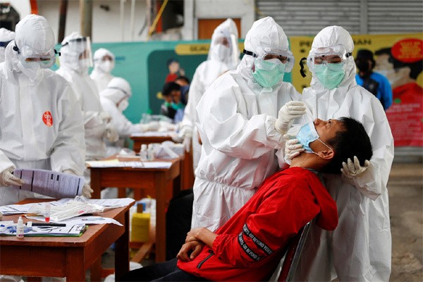 Bác sĩ lấy mẫu xét nghiệm ở Bogor, Tây Java. Ảnh: Reuters