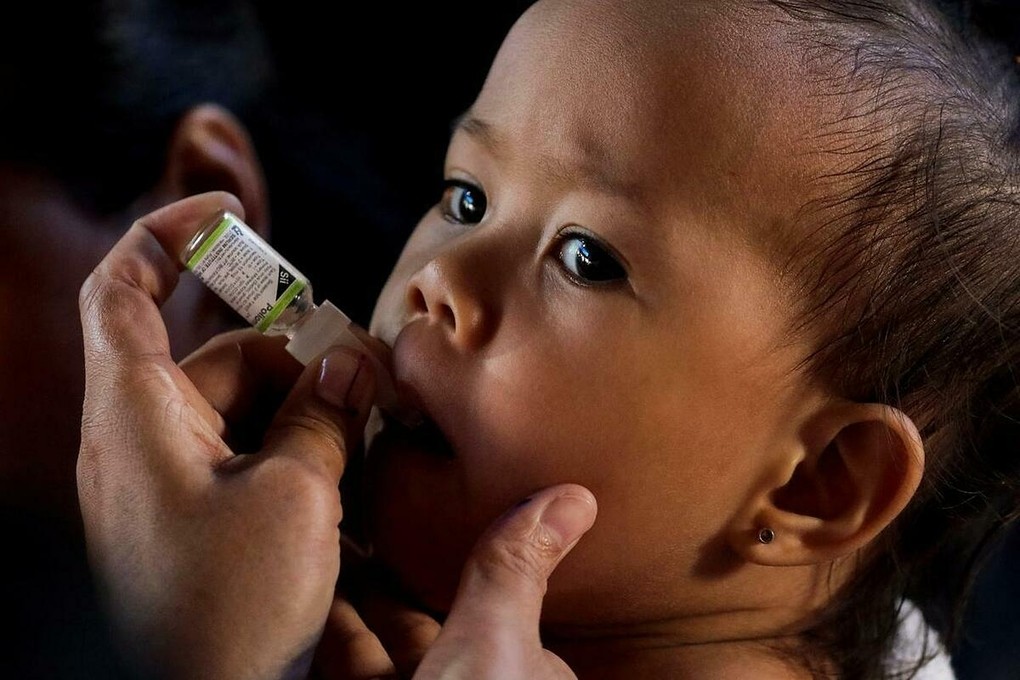 Trẻ em tại Metro Manila, Philippines được uống vaccine bại liệt ngày 14/10/2019. Ảnh: Reuters