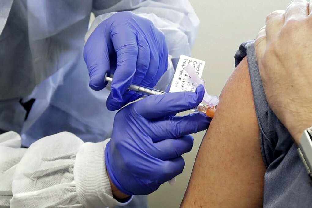 Một tình nguyện viên được tiêm thử vaccine Covid-19 tại Viện Nghiên cứu Kaiser Permanente, Washington, ngày 16/3. Ảnh: AP