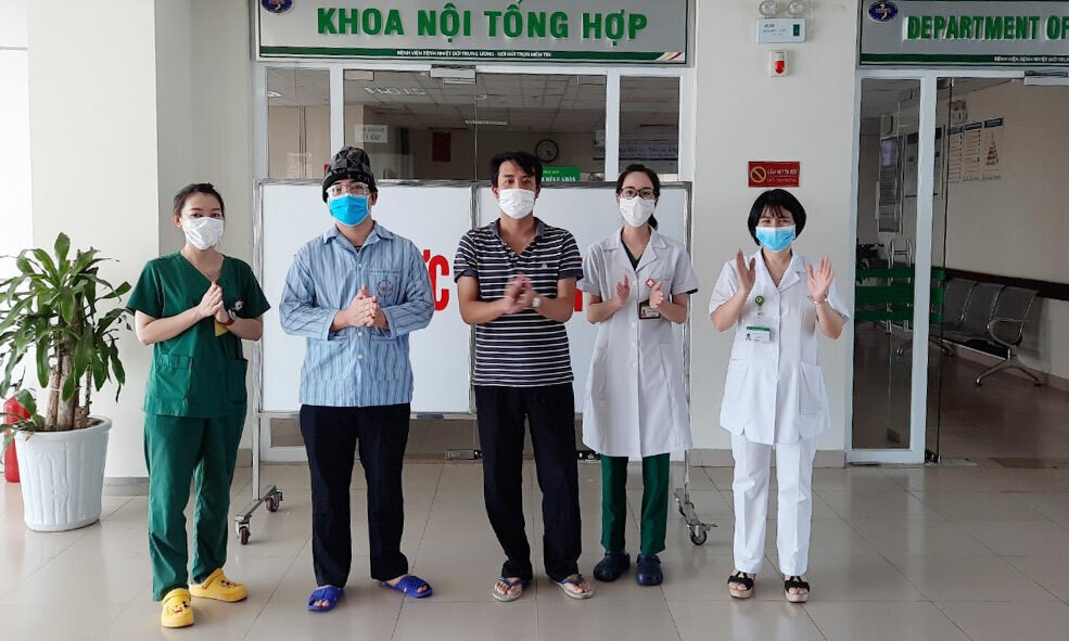 Hai bệnh nhân được công bố khỏi Covid-19, chiều 12/6. Ảnh: Đặng Thanh.