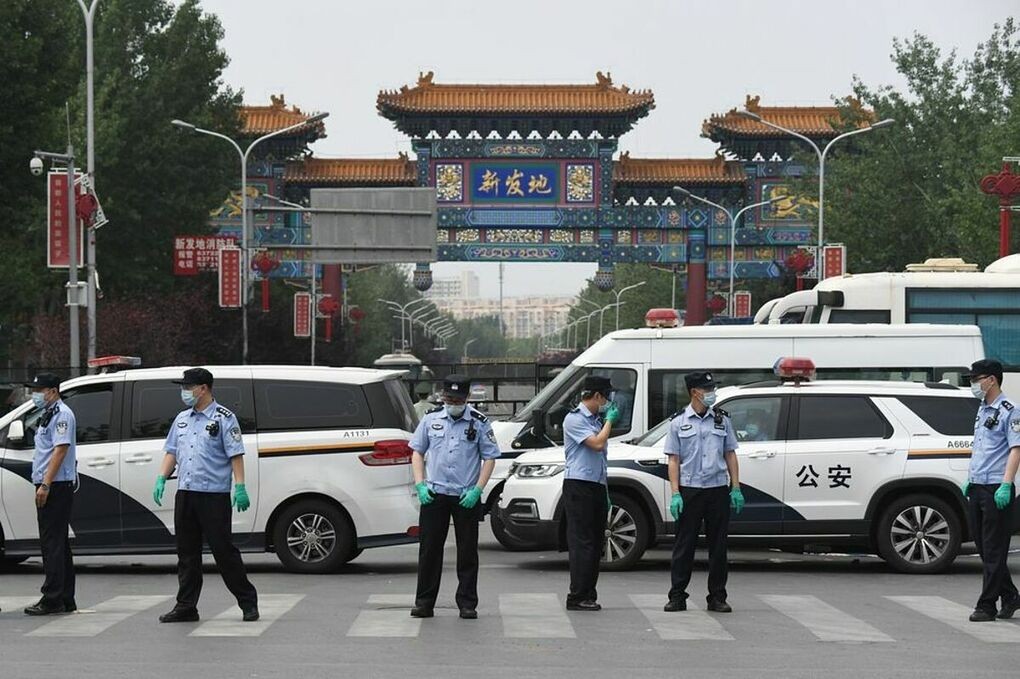 Đội ngũ bảo an bên ngoài cổng chợ Xinfadi, thành phố Bắc Kinh, ngày 13/6. Ảnh: AFP