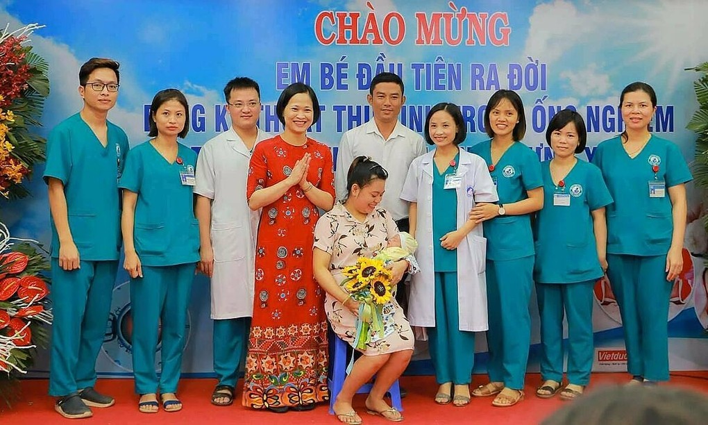 Các bác sĩ chúc mừng em bé Hưng Yên đầu tiên chào đời bằng thụ tinh ống nghiệm, chiều 17/6. Ảnh: Bệnh viện cung cấp.