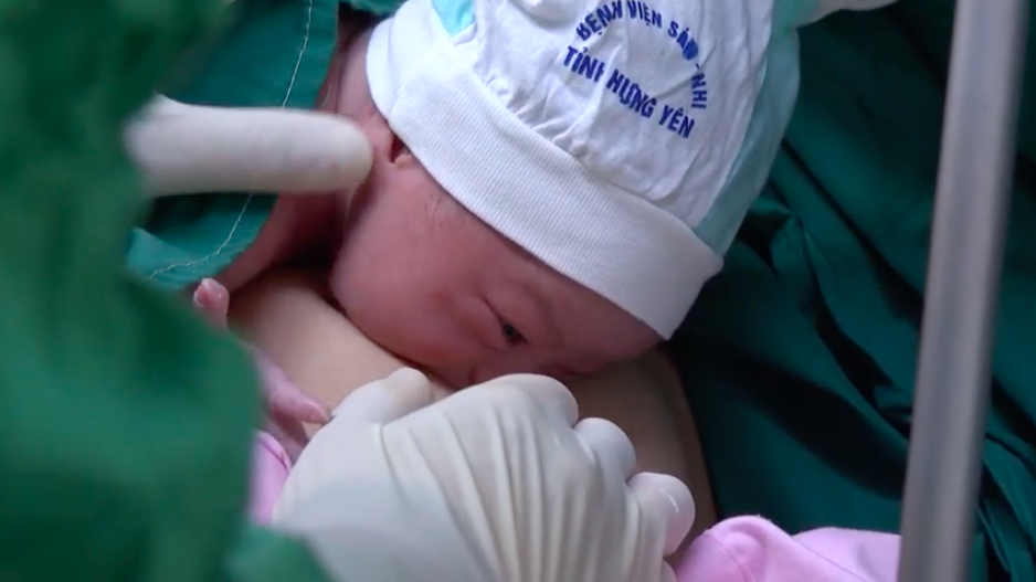 Em bé Hưng Yên đầu tiên chào đời nhờ thụ tinh ống nghiệm