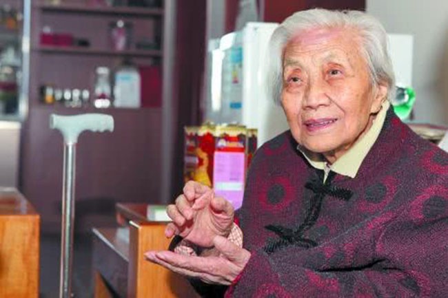 Bà lão 110 tuổi chia sẻ 3 bí quyết ăn uống giúp sống thọ không cần tập thể dục