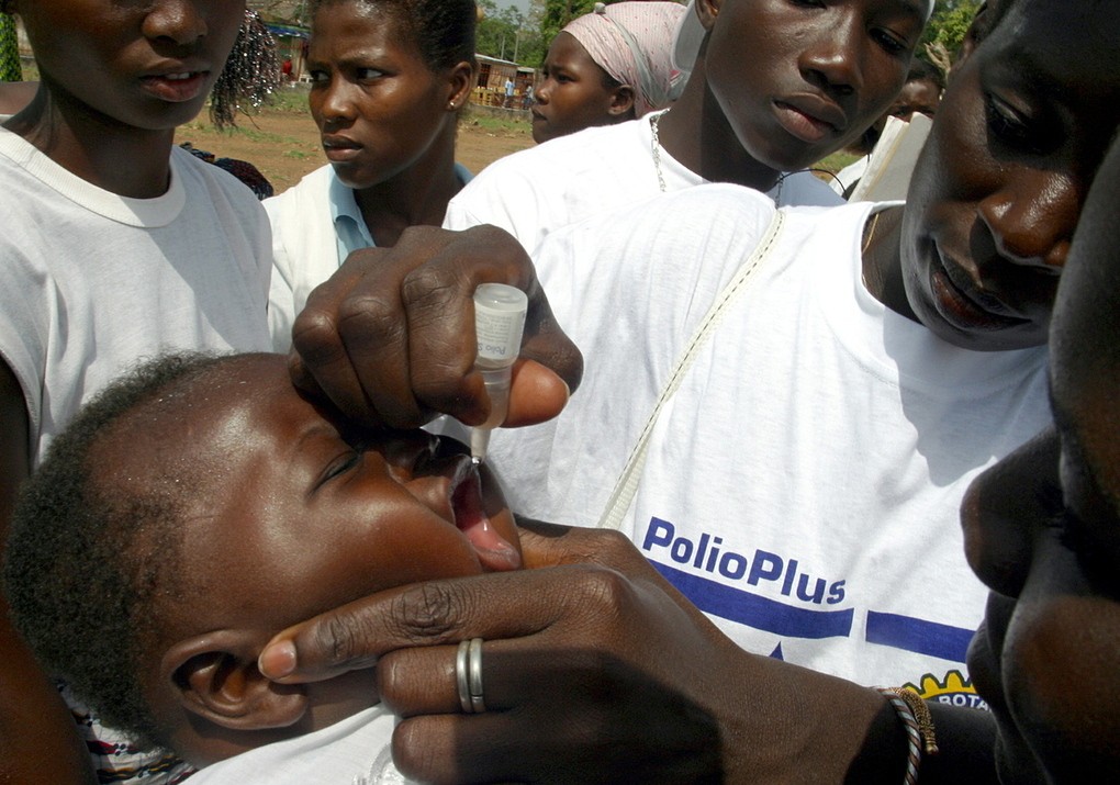 Trẻ em Nigeria được uống vaccine bại liệt. Ảnh: Reuters