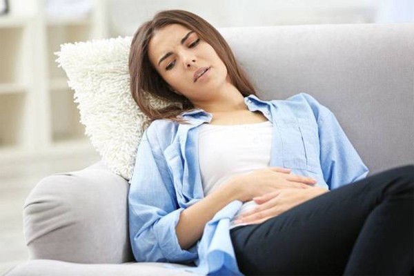 Khí hư ra nhiều kèm thêm đau bụng là dấu hiệu của ung thư tử cung. Ảnh minh họa: QQ