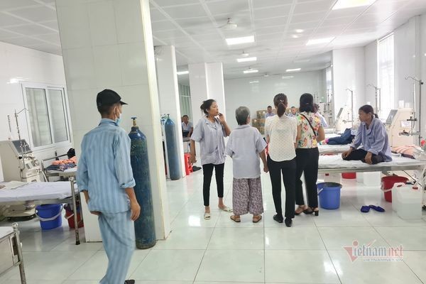 Đầu giờ sáng nay, bệnh nhân và người nhà nhao nhát vì không được chạy thận