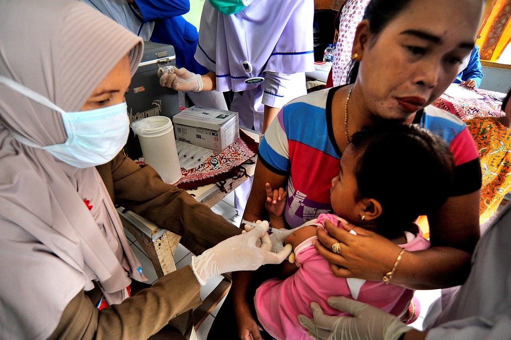 Trẻ em tại Indonesia được tiêm vaccine bạch hầu, tháng 12/2017. Ảnh: Reuters