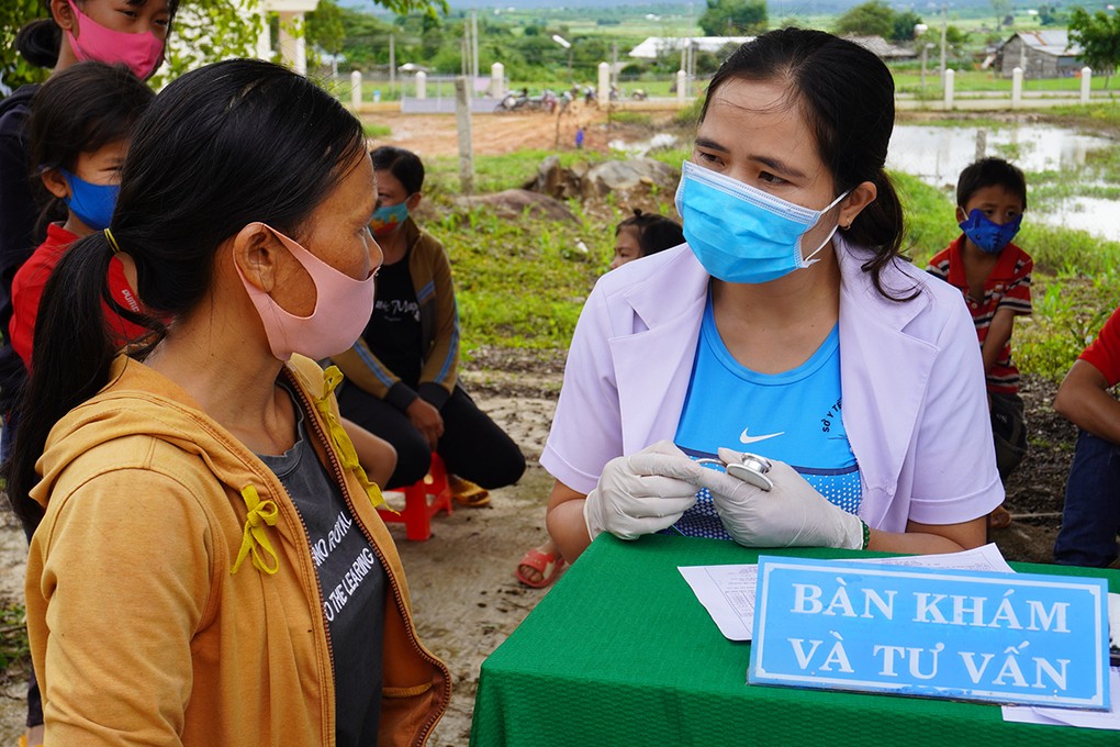 Cán bộ y tế huyện thăm khám cho người dân xã Quảng Hòa trước khi tiêm chủng vaccine bạch hầu, sáng 28/6. Ảnh: Trần Hóa.