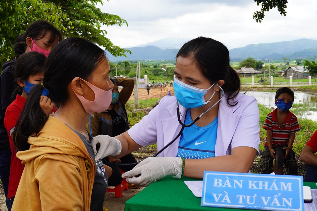 Bác sĩ thăm khám, tiêm vaccine phòng bạch hầu cho người dân tại ổ dịch ở Đăk Nông. Ảnh: Trần Hóa.