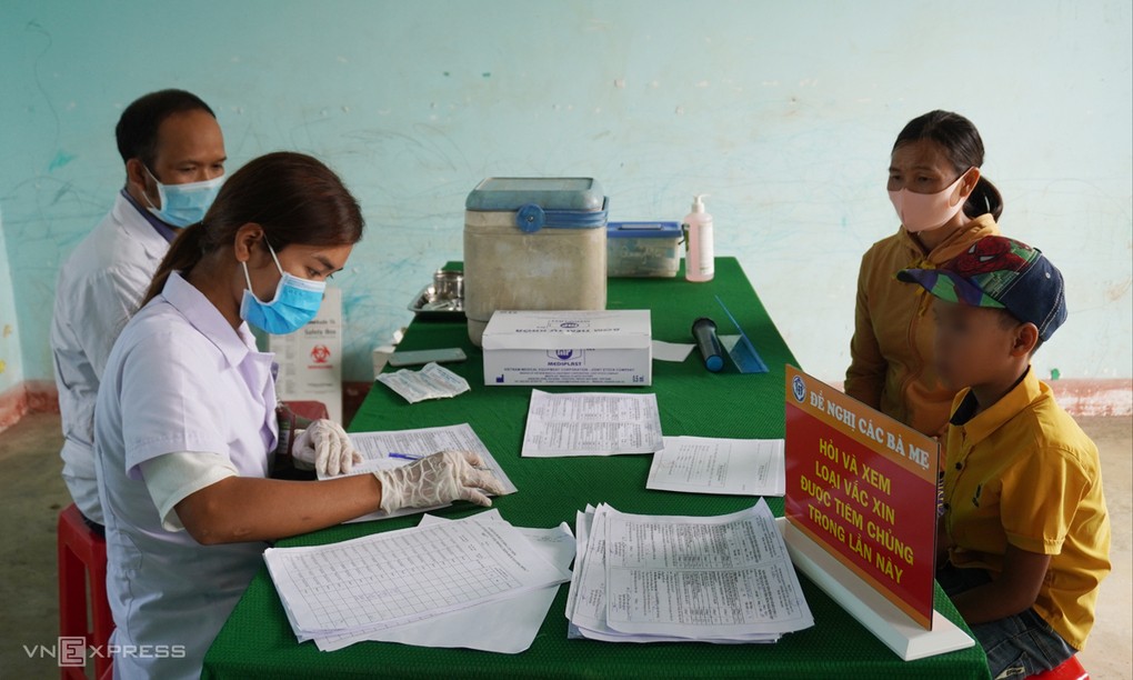 Cán bộ y tế huyện Đăk G'long, Đăk Nông, làm thủ tục tiêm chủng vaccine bạch hầu cho người dân xã Quảng Hòa, tháng 6. Ảnh: Trần Hóa.